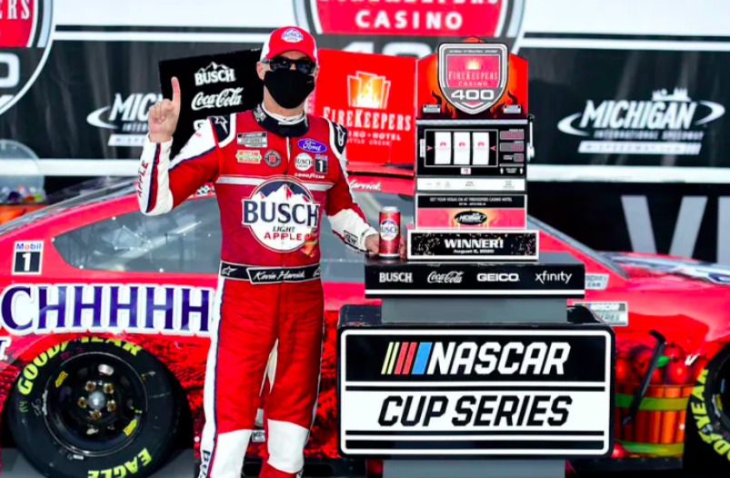 NASCAR: Kevin Harvick megszerezte idei ötödik győzelmét NASCAR: Kevin Harvick megszerezte idei ötödik győzelmét