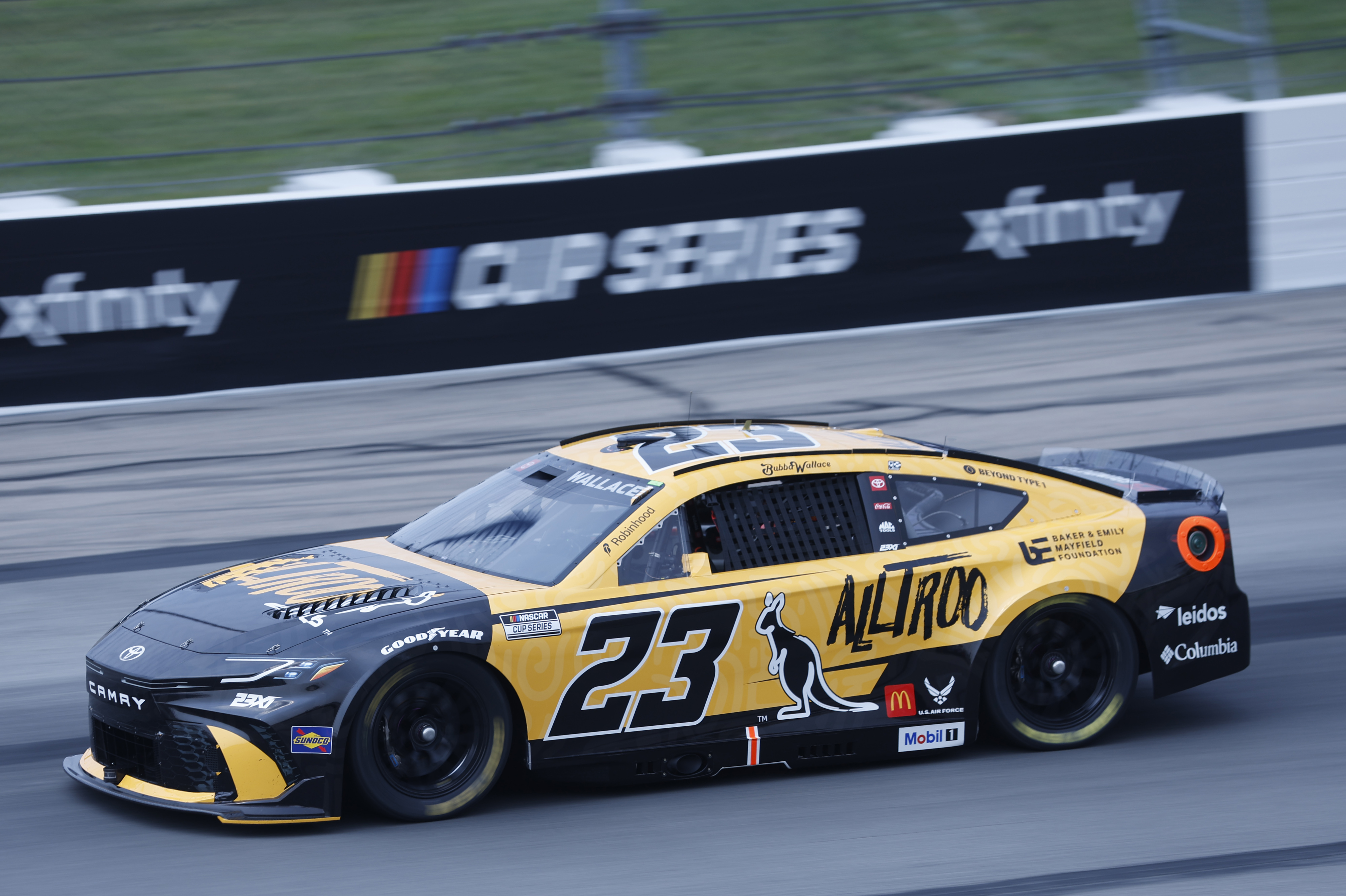 EZT LÁTNOD KELL: Onboard-videón Bubba Wallace eszméletlen hajrája a NASCAR Cup iowai futamáról