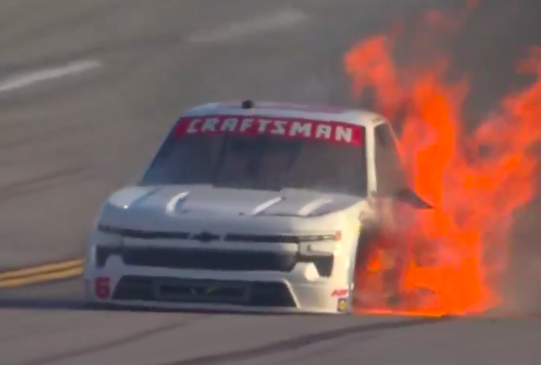 Lángba borult a 73 éves NASCAR-pilóta autója, menekülés közben ki is esett belőle, aztán elintézte ennyivel: „Miért vonulnék vissza?”