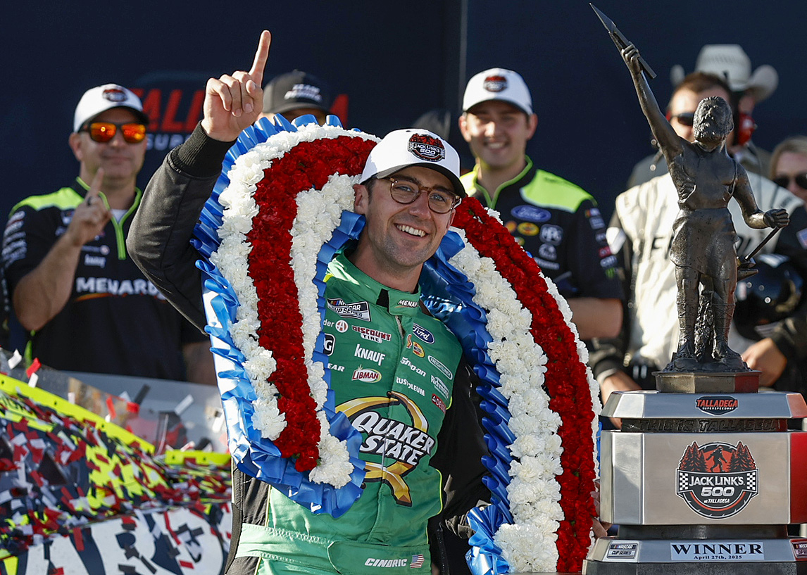 HIVATALOS! NASCAR Cup-pilóta debütál a Supercars mezőnyében!