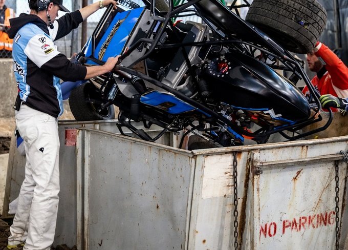 Besírsz ettől a balesettől: Levegőbe repült, majd szemetesben landolt egy versenyautó Tulsában