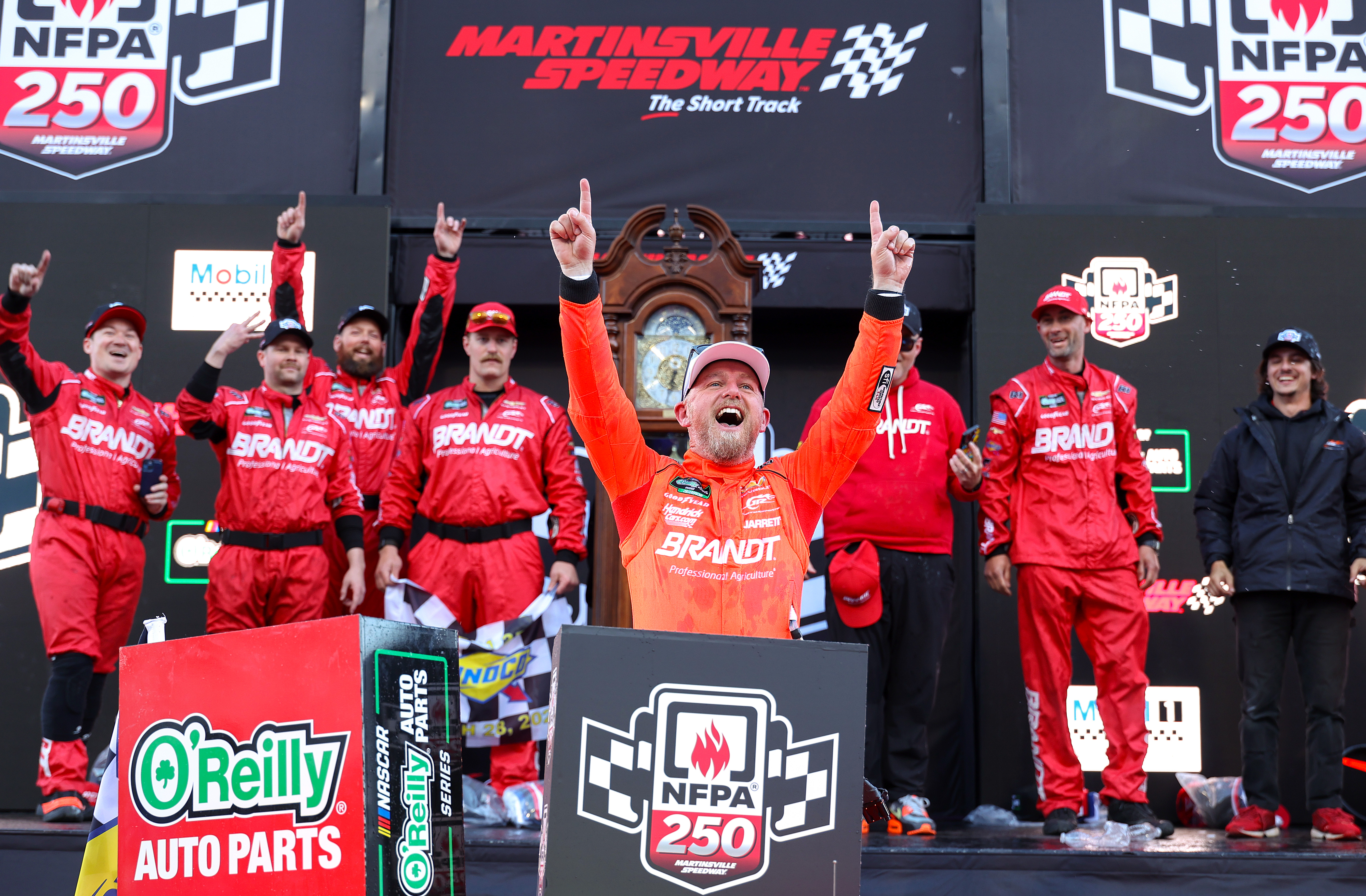 Allgaier ismét nyert, az igazi főszereplő viszont egy 37 éves újonc lett Martinsville-en