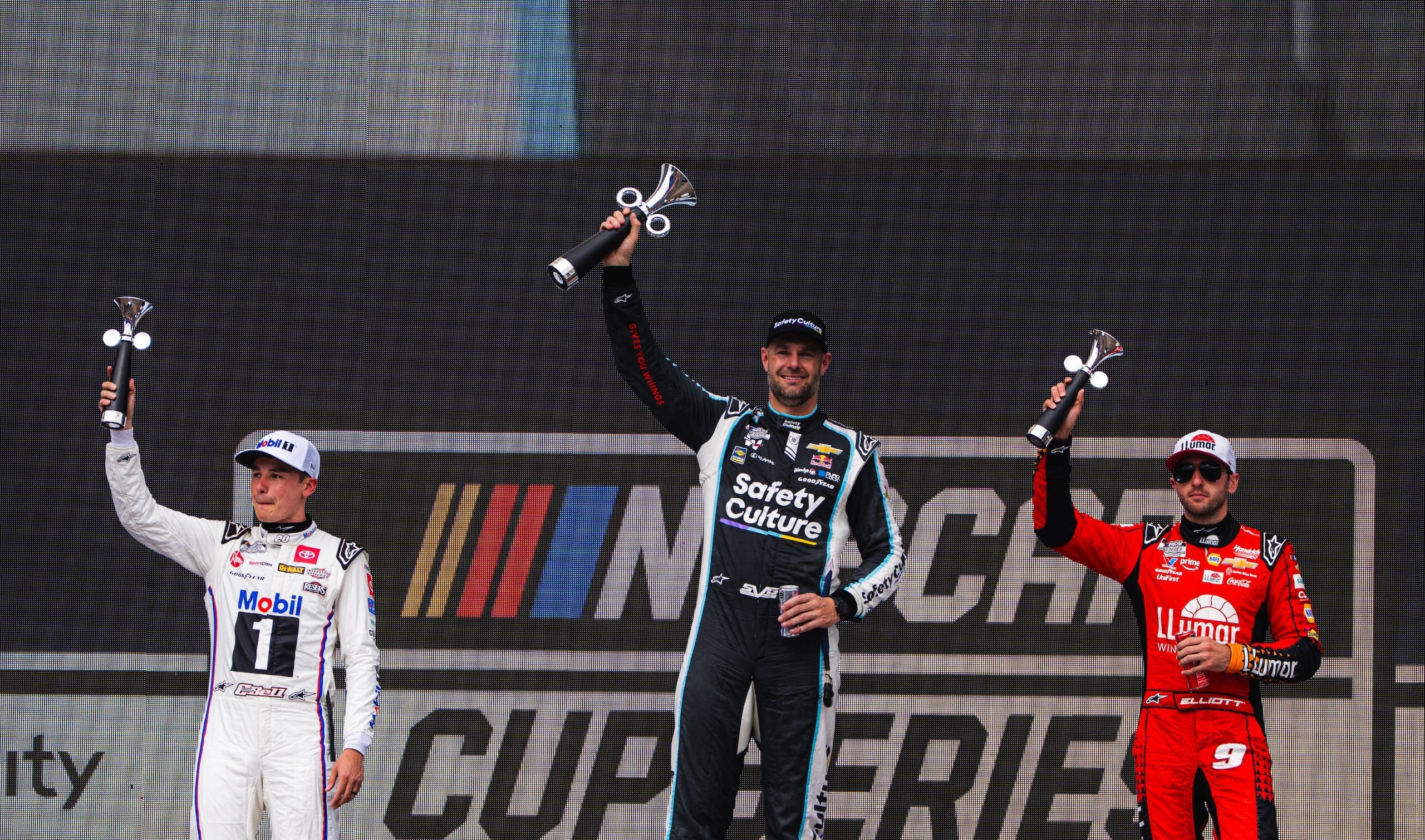 VIDEÓ: A NASCAR-pilóták nincsenek hozzászokva a pezsgőzéshez és ezt Mexikóban premier plánban láthatta mindenki