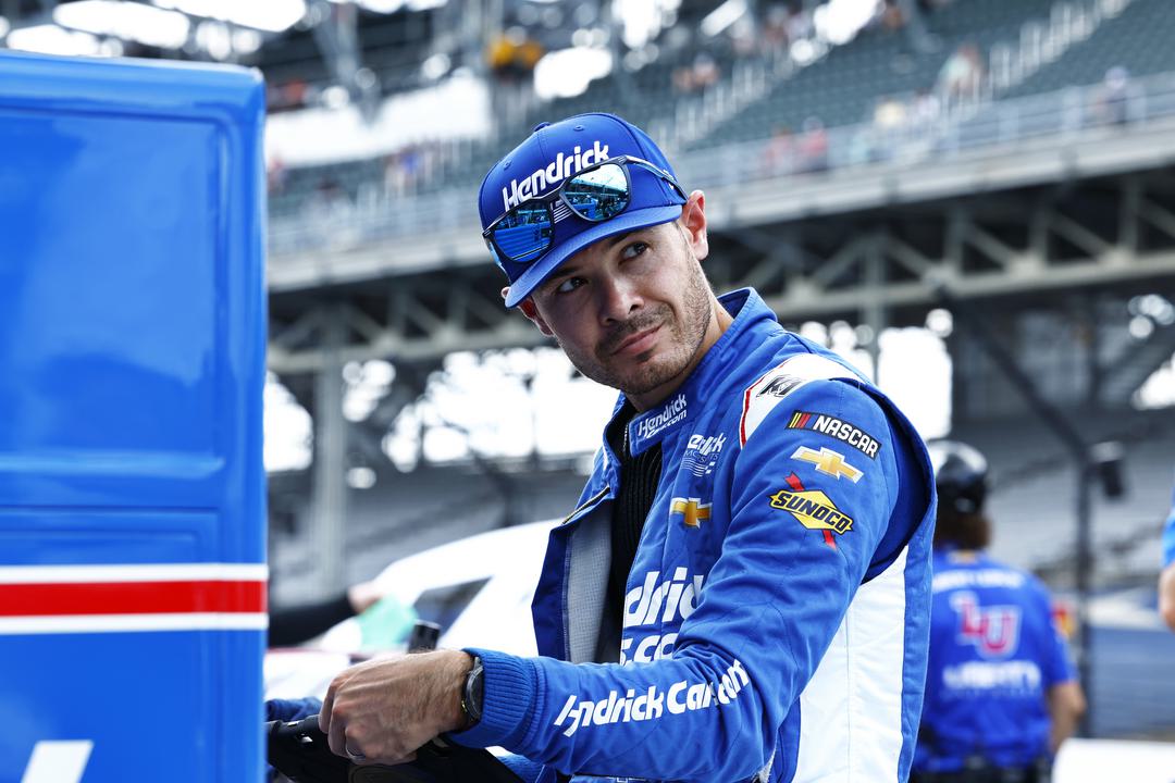 Rick Hendrick bocsánatot kért Dale Jr.-tól, amiért Larson tönkretette Allgaier versenyét Indyben