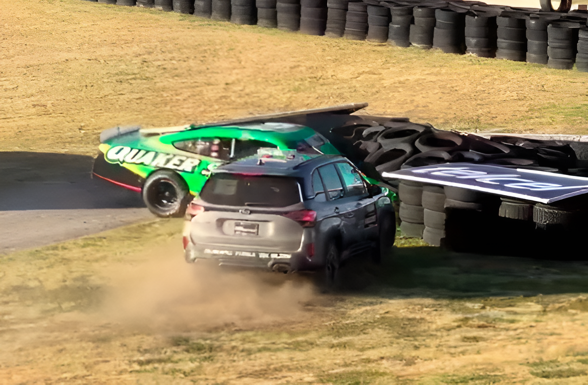 WTF: Gumifalban veszteglő versenygéppel ütközött a biztonsági autó a NASCAR Mexico bajnoki döntőjén [VIDEÓ]