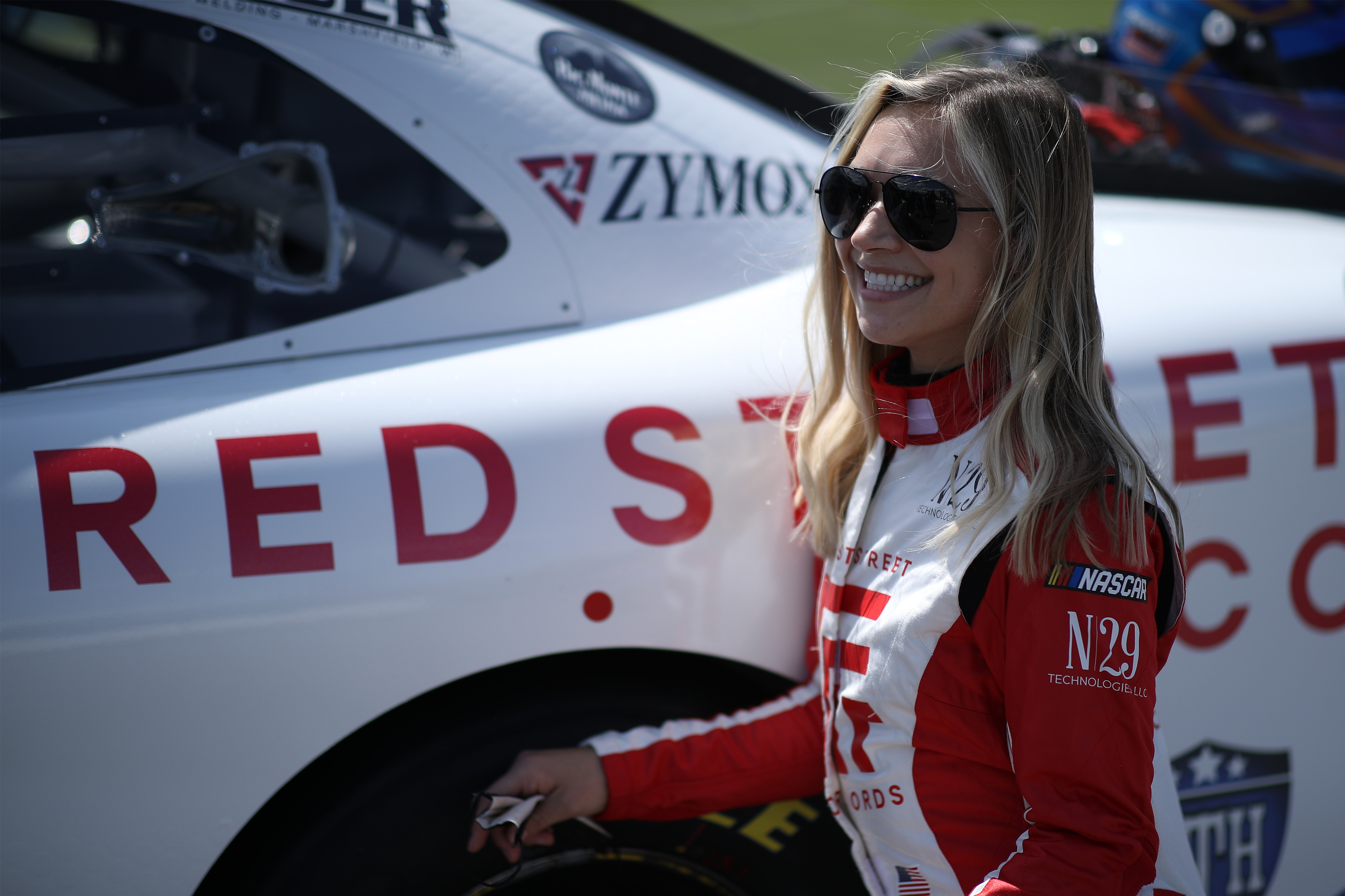 Anyukaként a NASCAR-ban: Hat hónappal gyermeke születése után újra versenyez Natalie Decker