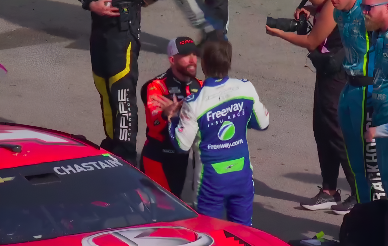 Suarez kétszínűnek nevezte Chastaint, majdnem kitört a bunyó a NASCAR Cup vegasi futama után