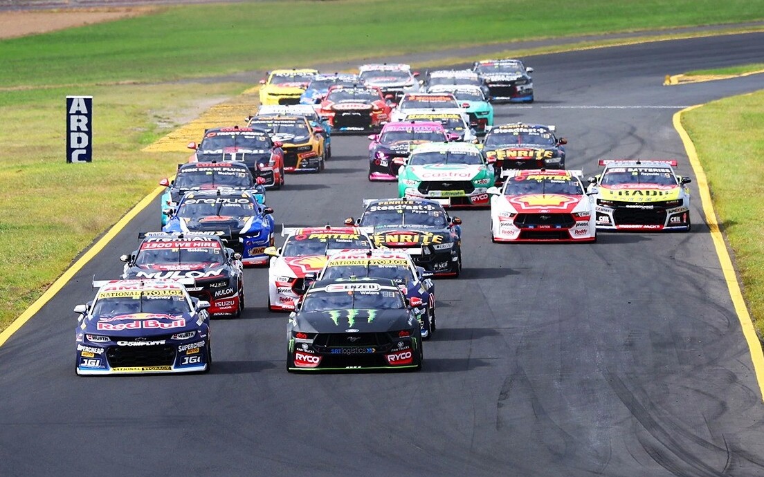 Ausztrál sajtó: Megvan, hogy melyik NASCAR Cup-pilóta ugorhat be Larson helyett a Supercars adelaide-i futamán