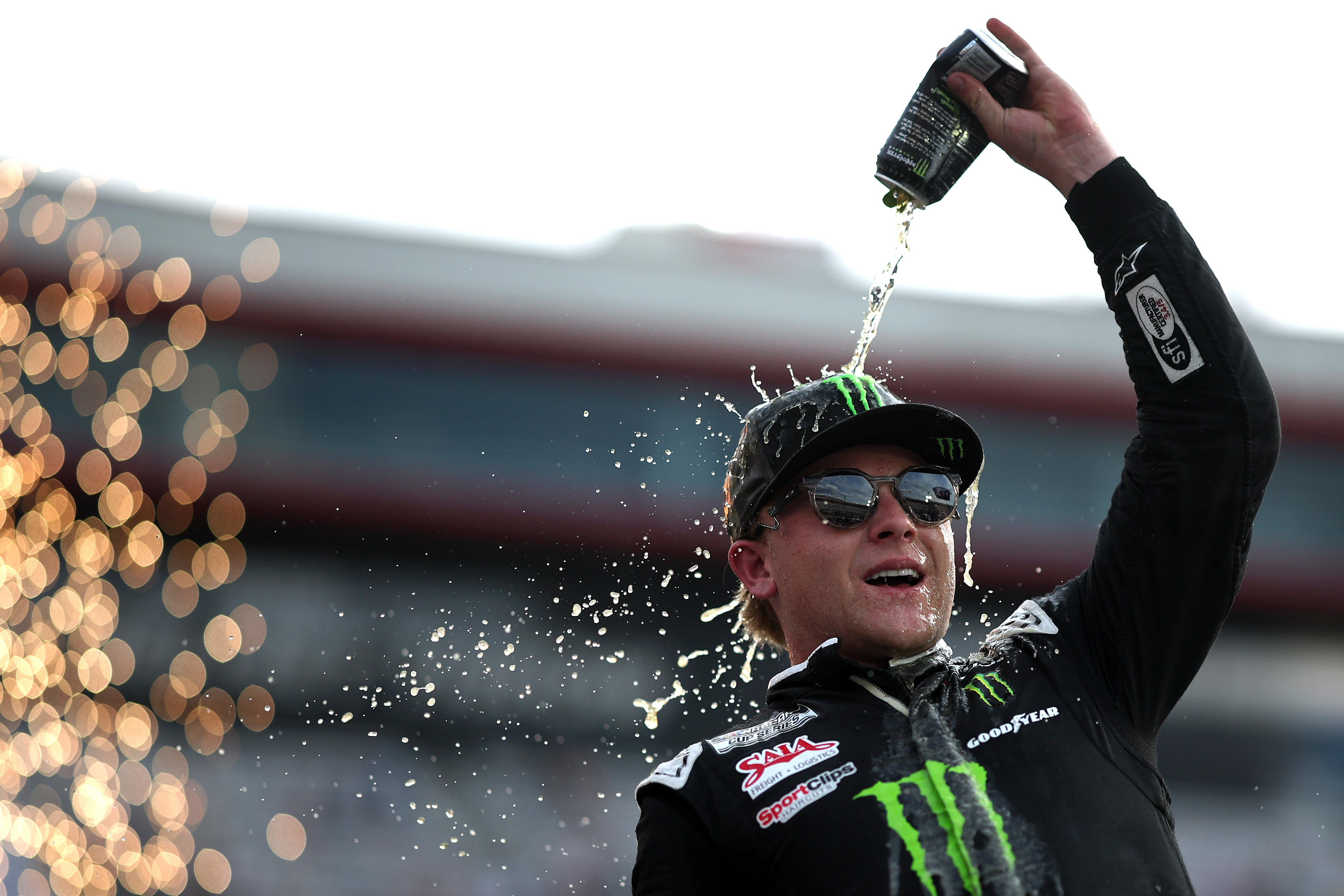 131. nekifutásra, az elmúlt 35 év legszorosabb bristoli befutójában szerezte meg első NASCAR Cup-győzelmét Ty Gibbs