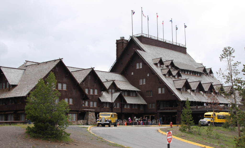 Ez a híres Old Faithful Inn.