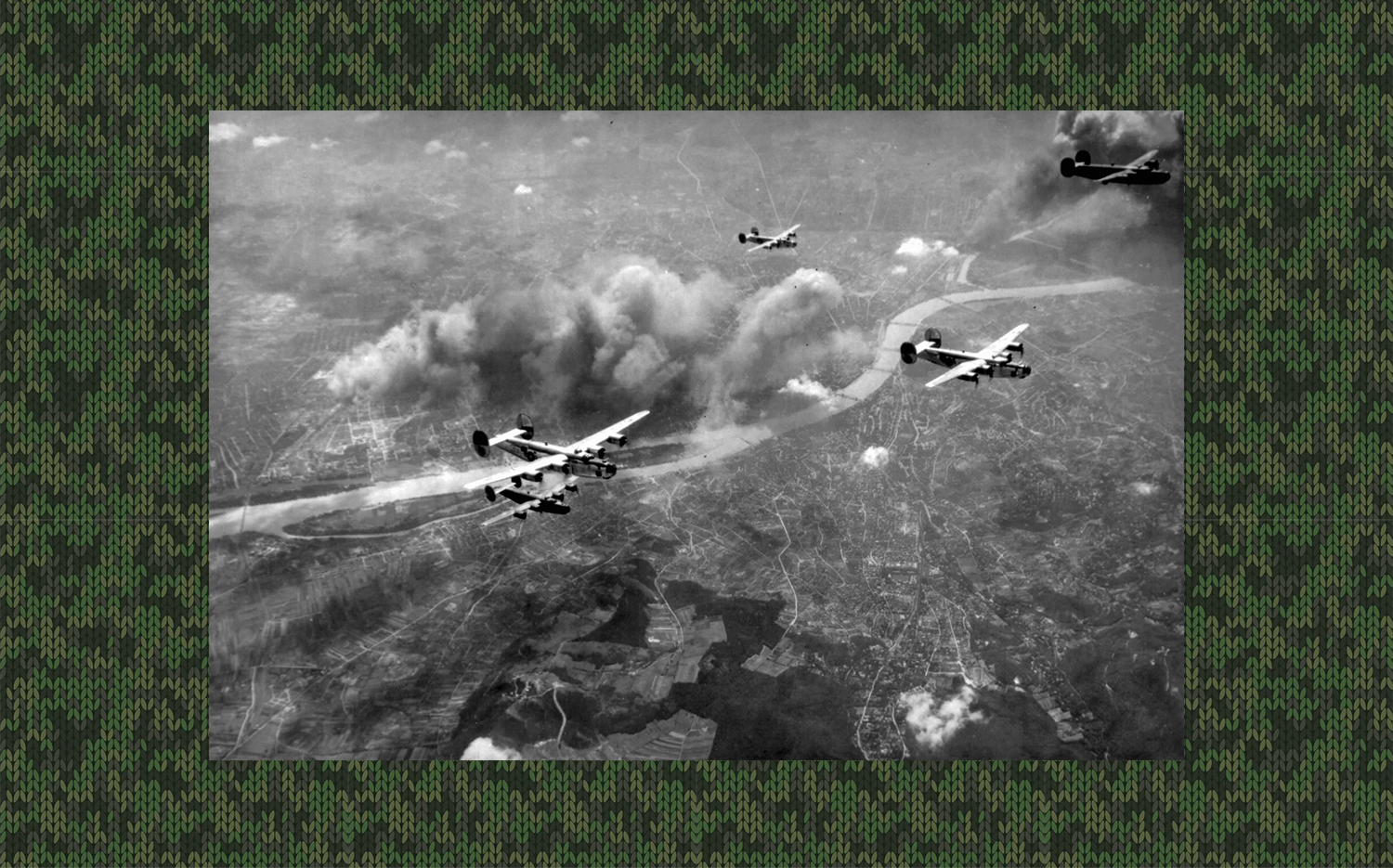 B-24 Liberator<br />Budapest bombázása Pesthidegkút felől nézve<br />1944. július 2.<br />Fortepan / National Archives