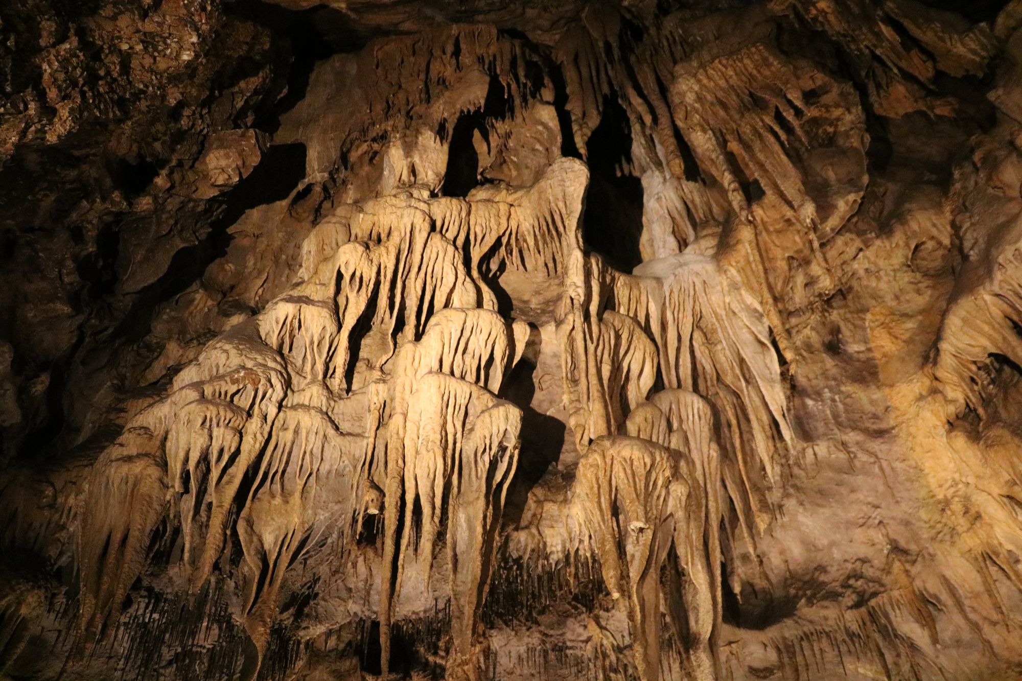 1931. augusztus 20.: megnyitott a Szent István-barlang Lillafüreden