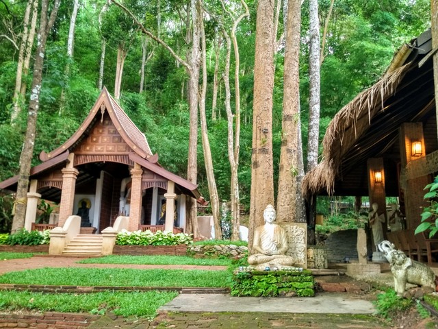 Egy mágikus buddhista dzsungeltemplom a thai hegyekben