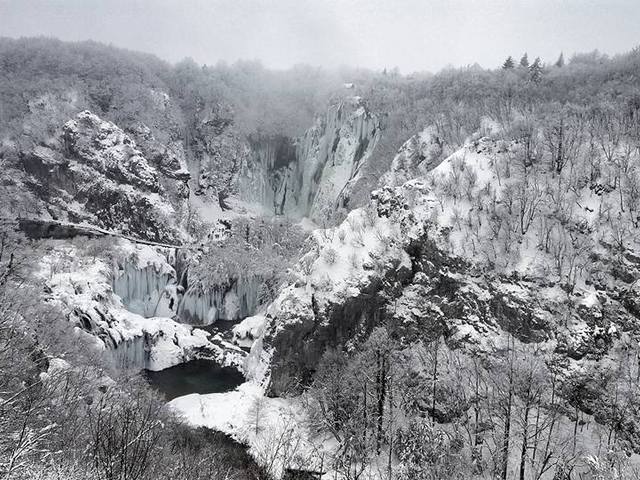 Jégbe zárt csoda: januári túra a Plitvicei-tavak Nemzeti Parkban