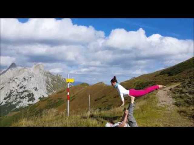 Acro Yoga - közel 2000 m magasan