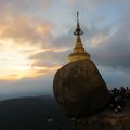 Az Arany Szikla, amelyet Buddha egyetlen hajszála tart egyensúlyban