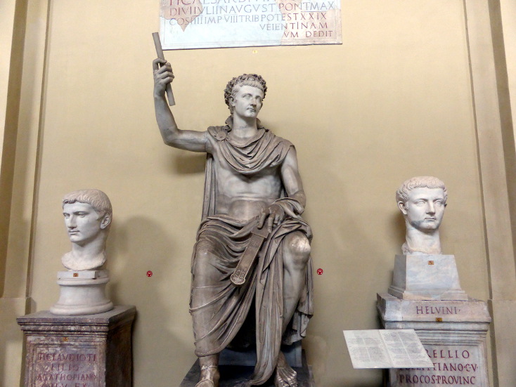 Claudius császár (középen)
