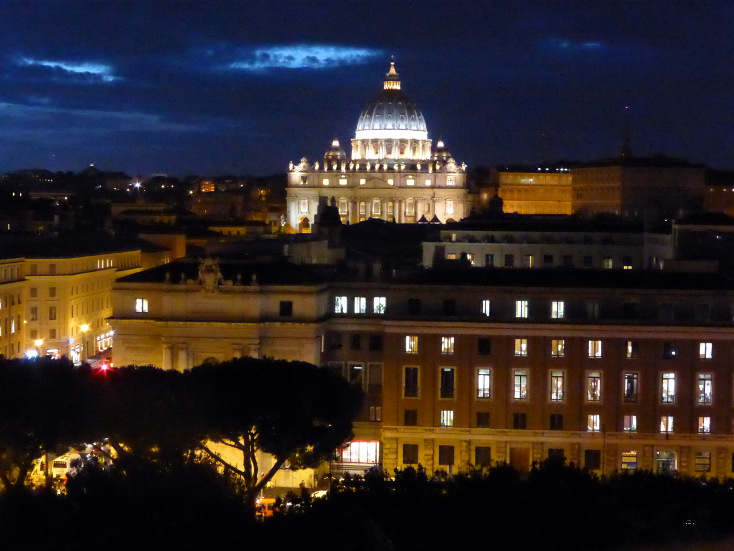 A Vatikán látképe éjszaka az Angyalvárból.