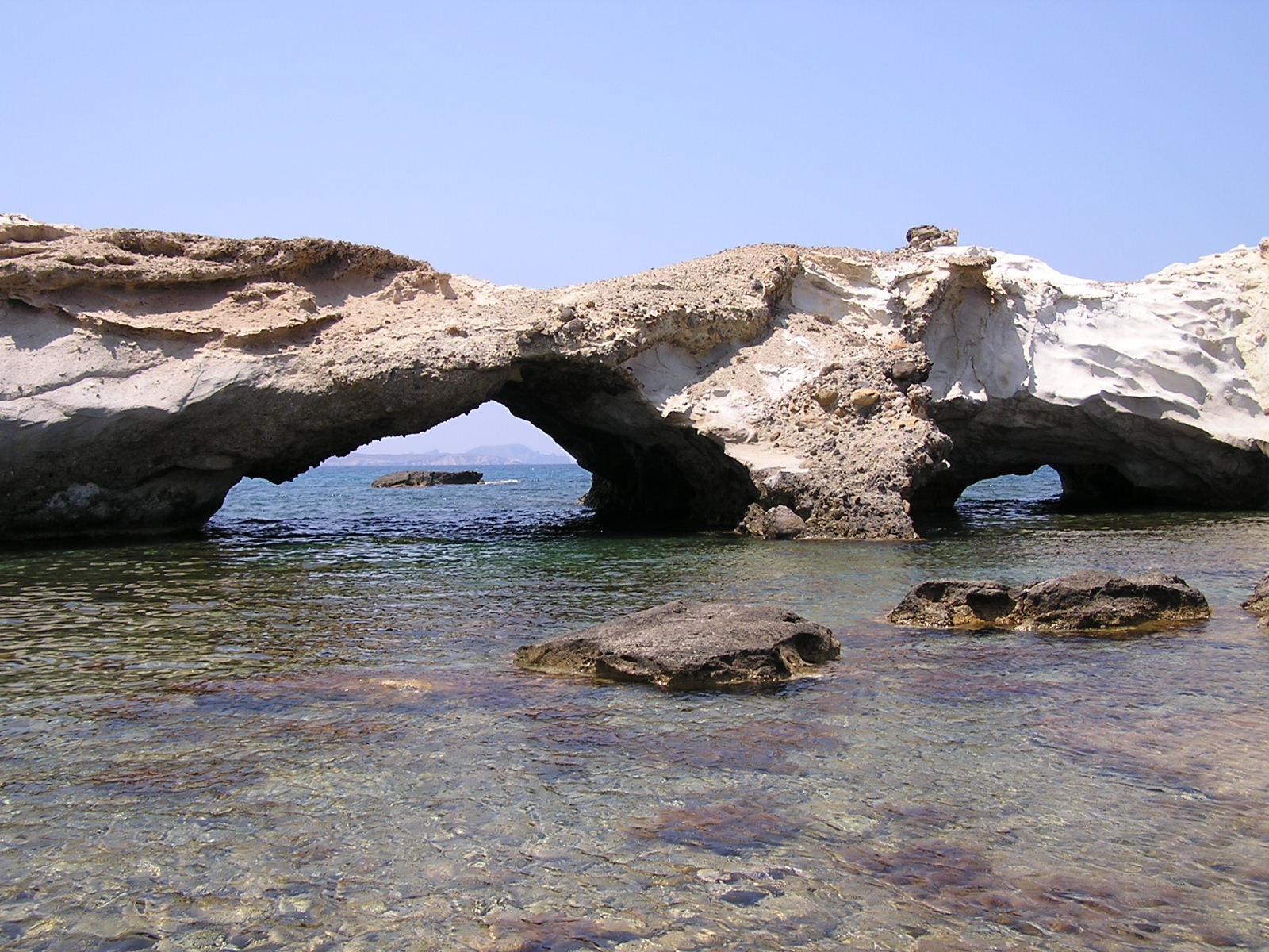 Agios Konstantinos - bár maga a kis halászfalu is érdekes, nevezetessége a nem mindig látogatható - földalatti kápolna, azonban a tengerpart a falucska mellett egészen lenyűgöző 