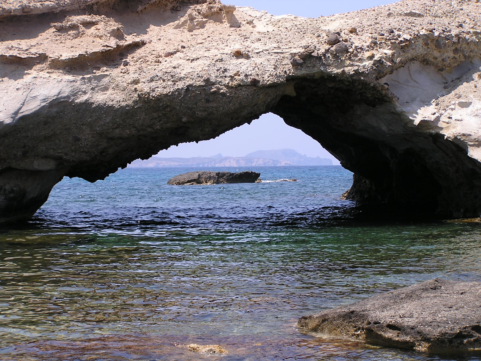 Agios Konstantinos - sziklaboltív a falu mellett