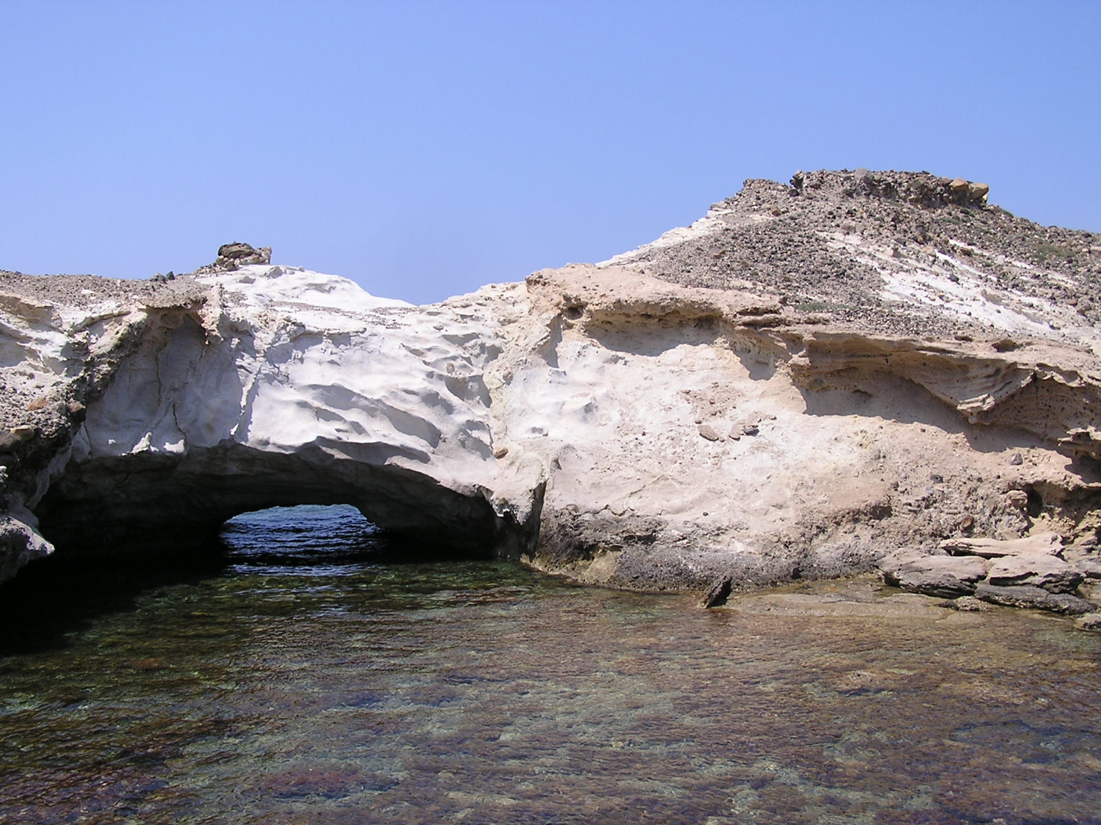 Agios Konstantinos - sziklaboltív a falu mellett