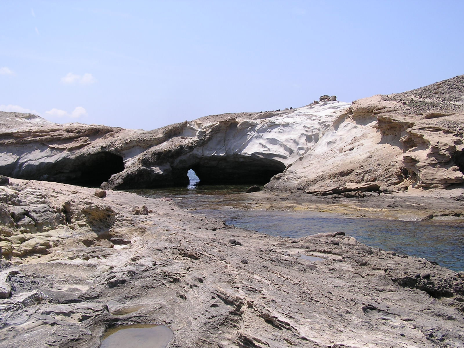 Agios Konstantinos - sziklaboltív a falu mellett