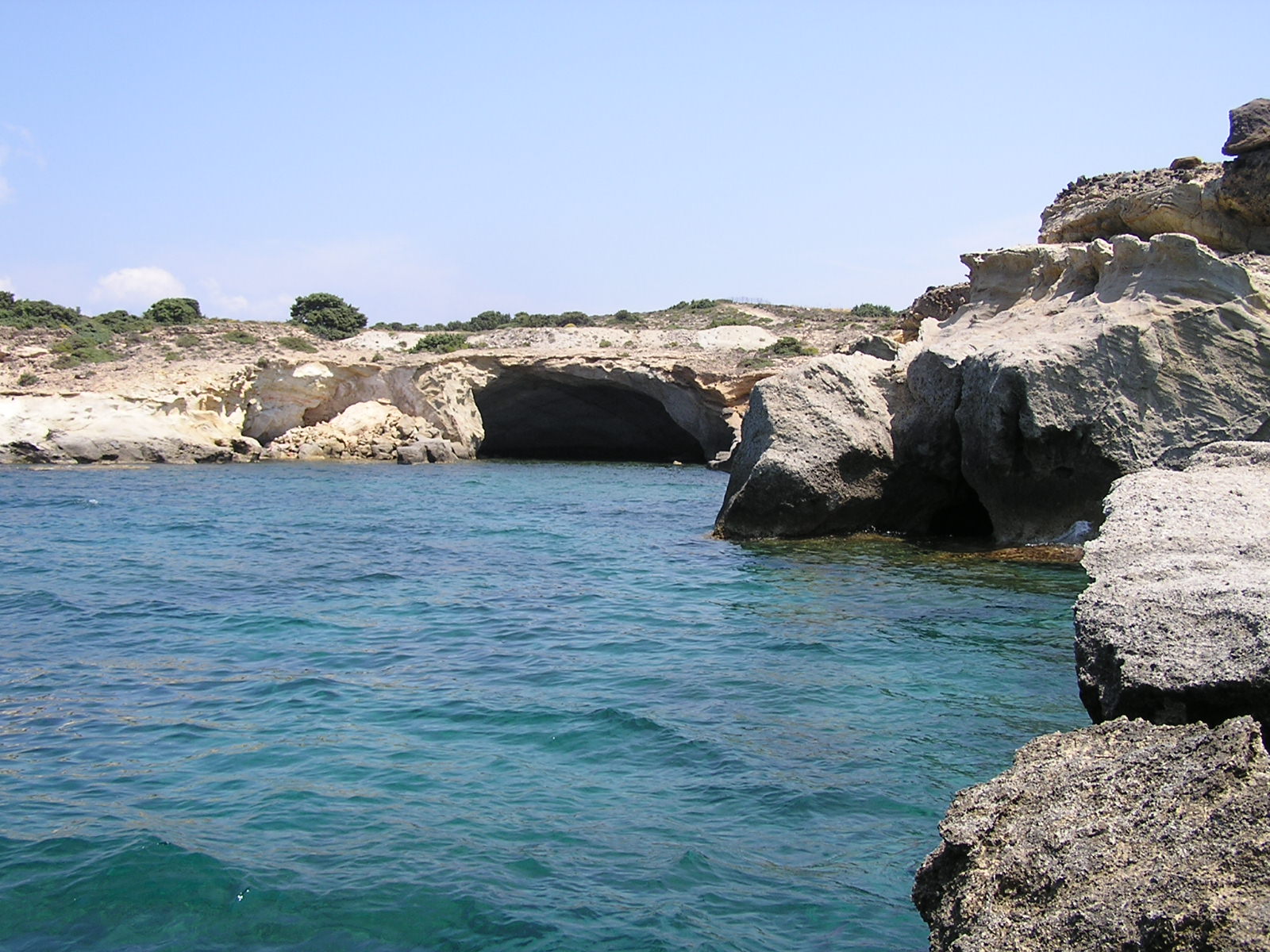 Agios Konstantinos - barlang a partot alkotó sziklafalban