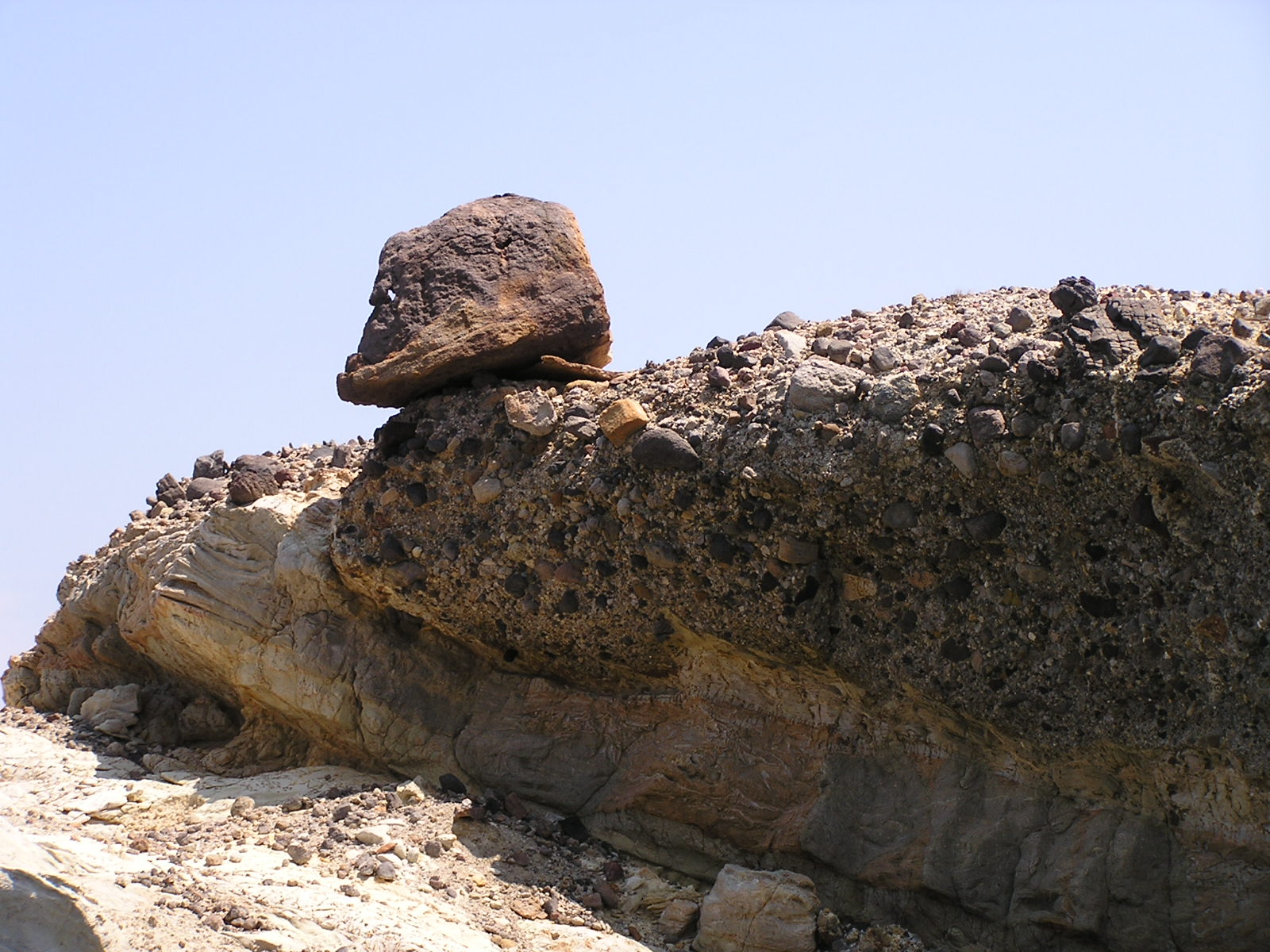 Különleges elhelyezkedésű szikla Agios Konstantinos mellett, engem messziről egy torz Donald kacsa-fejű Szfinxre emlékeztetett