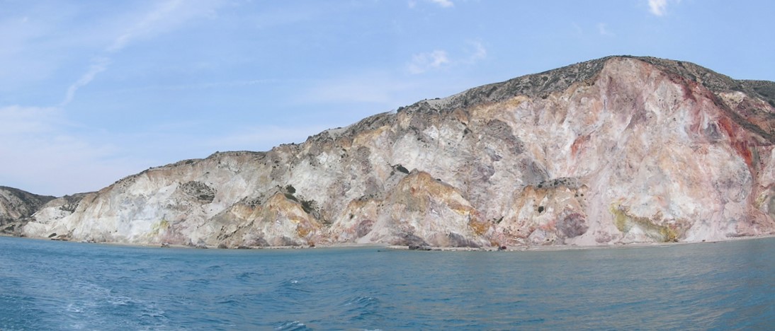 Milos egyik erőssége a látnivalók tekintetében, hogy vulkanikus sziget lévén, a partvonal szinte egyedülállóan színes, attól függően, hogy milyen ásványi anyag csapódott ki a sziklákon