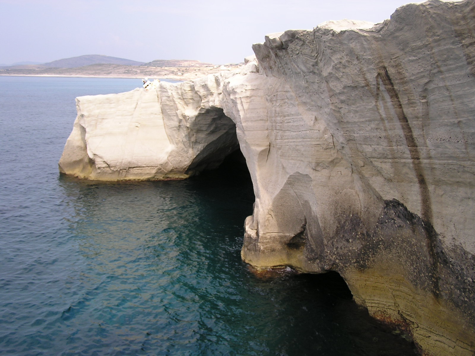 Sarakiniko körül a partvonal hófehér szikláiban ilyen gyönyörű barlangokat vájt a tenger