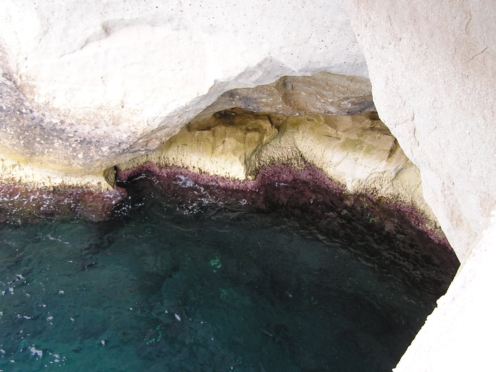 Csodálatos színű sziklákat figyelhetünk meg ott, ahol a tenger lekoptatta a fehér ‘tejszínhab‘-szerű réteget