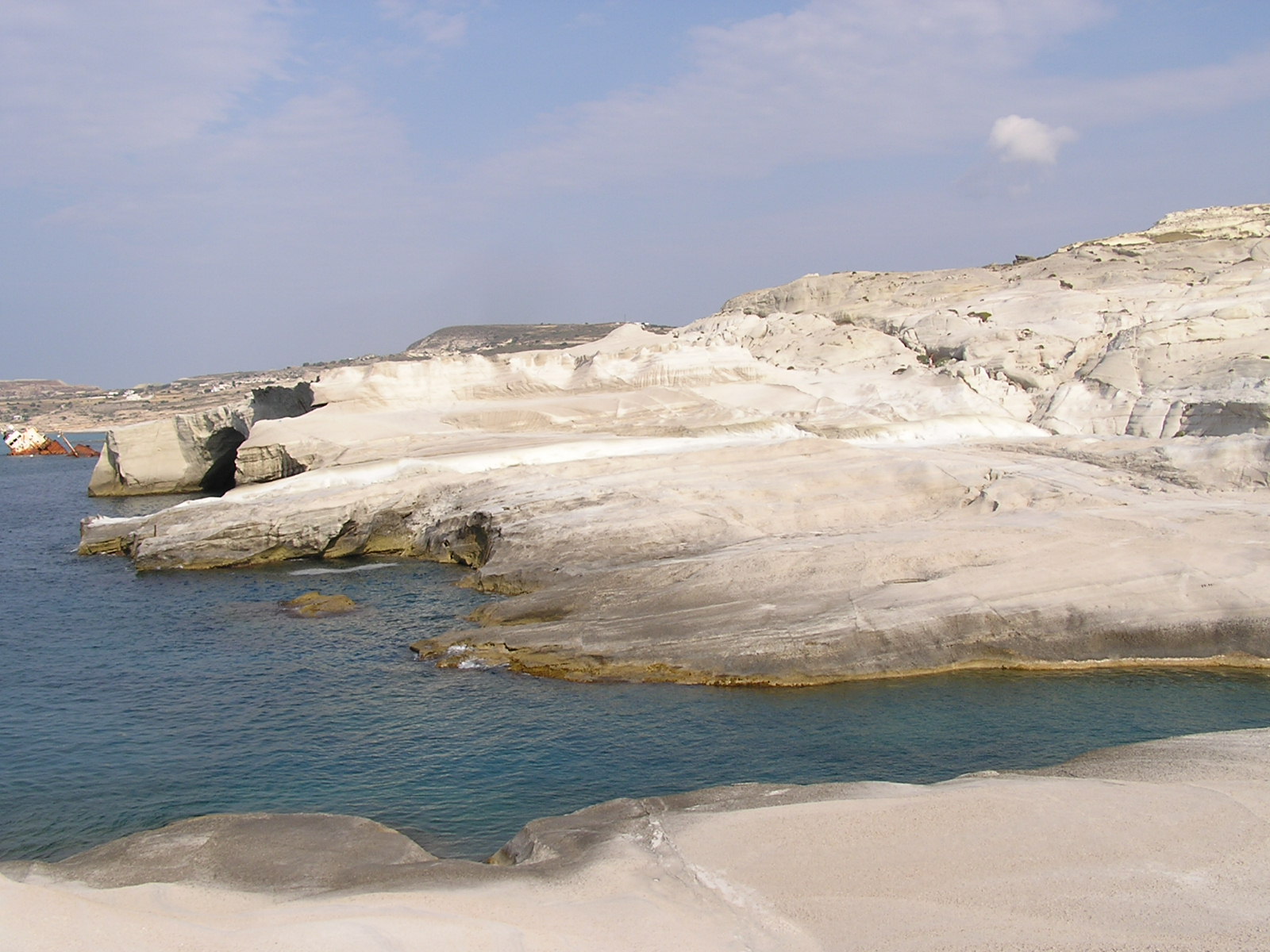 Ennek a sziklahaséknak a túlsó végén található az a keskeny homokos ‘föveny‘, ahol be lehet merészkedni a tengerbe