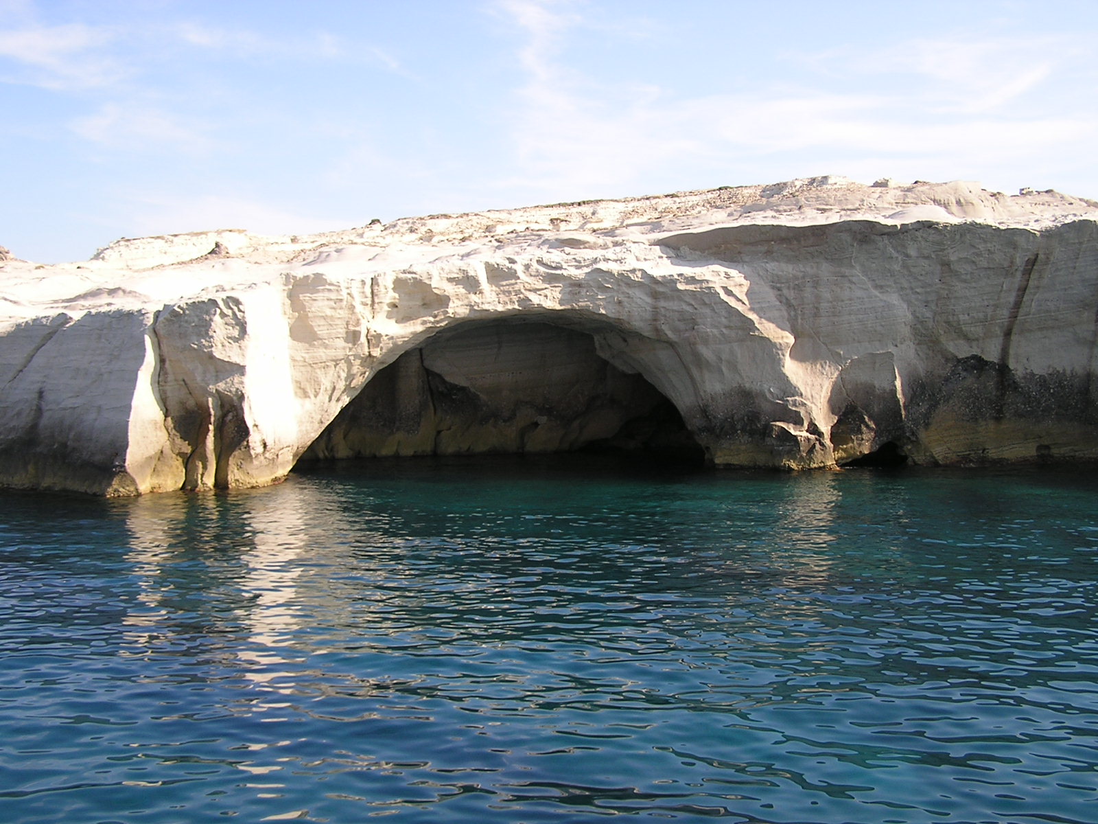 A gyönyörű barlangokat a hajókirándulás során is megcsodálhatjuk, ha nincs nagy szél, egészen közel hajózunk a parthoz.