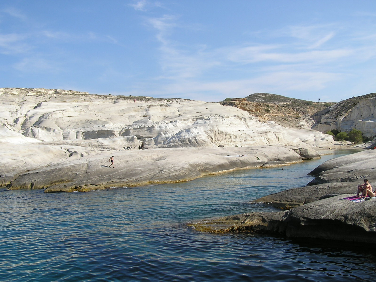 Ebben a hasadékban található Sarakiniko strandja, a háttérben látható a keskeny, homokos föveny, de legtöbben a fehér sziklákon napfürdőznek.
