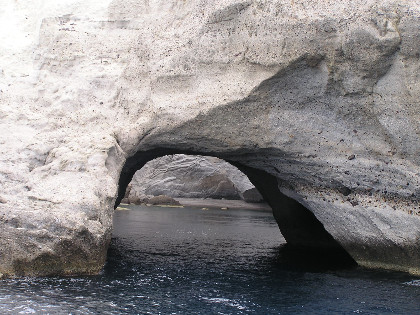 A Sykia-barlang bejárata rendkívül alacsony...