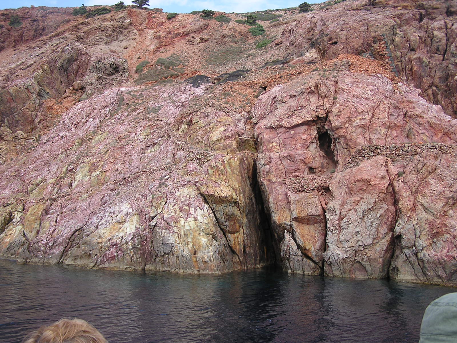 Milos partvonala mentén számos helyen megfigyelhető a színek kavalkádja, itt is a vörös, a rózsaszín, a sárga és a szürke megannyi árnyalata