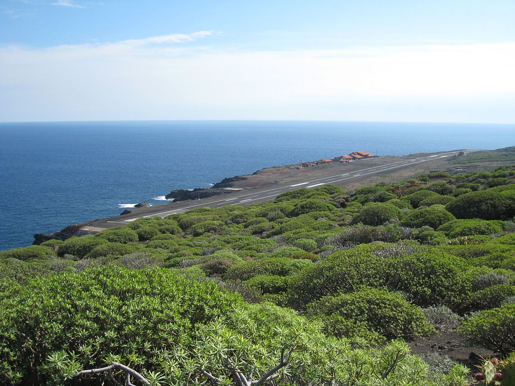 1024px-flughafen_el_hierro.jpg