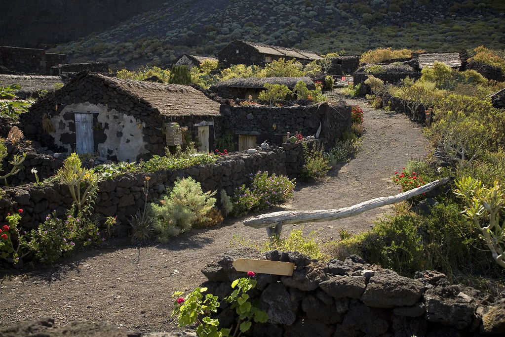 A spanyolul ‘pueblo‘-nak nevezett faluban a kőjárdákon, az eredeti épületek között sétálva megnézhetjük, hogy hogyan éltek a sziget őslakosai a bimbacsék és a spanyol hódítás után milyen épületekben laktak az itteniek <br /><br />(Fotó: <a href=‘https://visualhunt.co/a1/fceb99‘>ElHierroTurismo</a> on <a href=‘https://visualhunt.com/re3/f14a5f8d‘>Visual hunt</a> / <a href=‘http://creativecommons.org/licenses/by-nd/2.0/‘> CC BY-ND</a>)