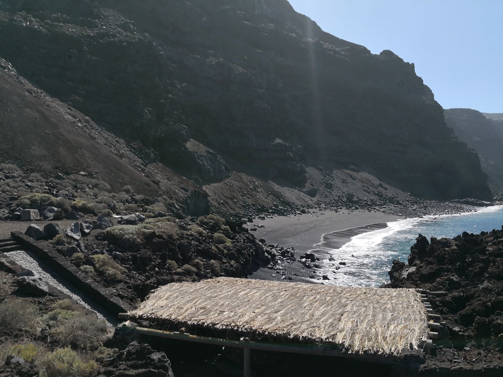 Ezen a strandon valamilyen ellátáshoz is juthatunk ebben a pálmalevelekkel fedett bárban, már ha nyitva van, vasárnap délelőtt nem volt, így nem tudom pontosan, hogy csak inni vagy enni is tudunk az árnyékban.