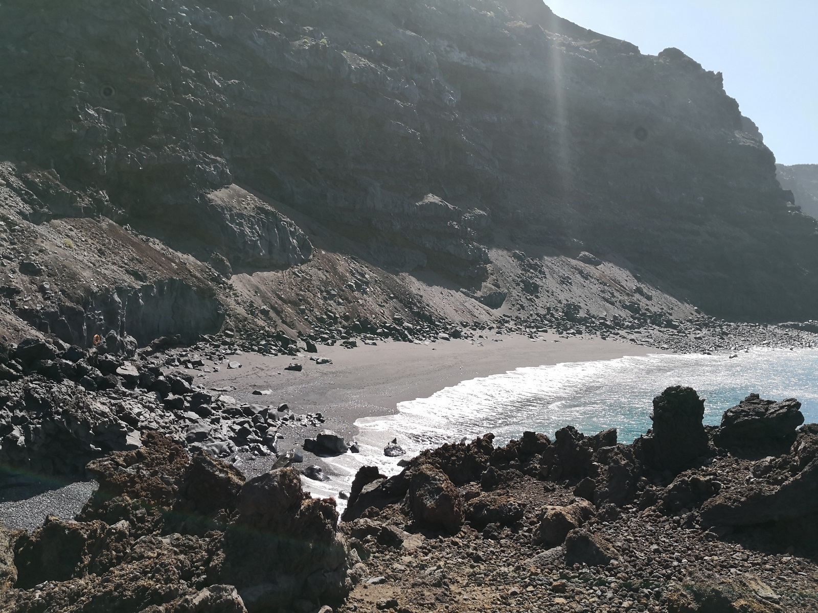 Az El Verodal Beach az interneten fellelhető képekkel ellentétben a délelőtti napfényben bizony fekete és egyáltalán nem vörös.