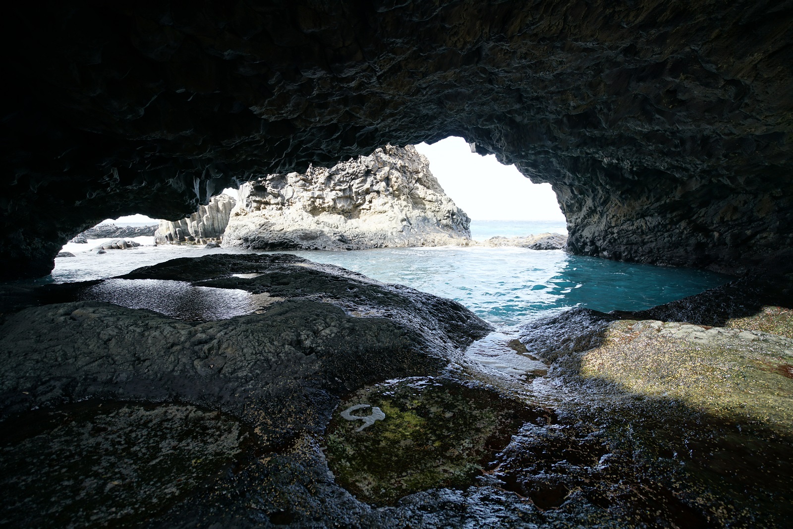 El Charco Azul<br /><br />(Forrás: Areuland [<a href=‘https://creativecommons.org/licenses/by-sa/4.0‘>CC BY-SA 4.0</a>], <a href=‘https://commons.wikimedia.org/wiki/File:Charco_Azul_El_Hierro.jpg‘>via Wikimedia Commons</a>)