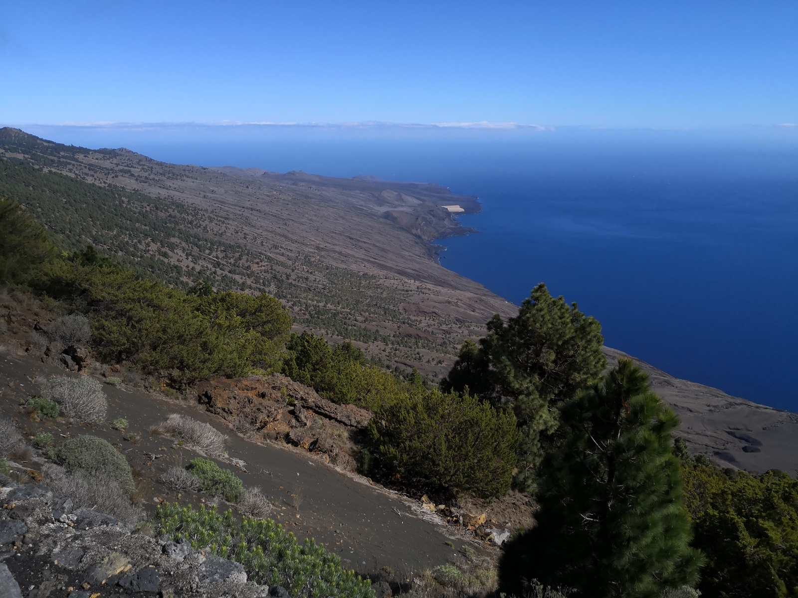 Mirador El Julan - az innen látható környező tájat viszonylag fiatal vulkanikus kőzet borítja, ami még a mai napig bizonyos fokig alakítja a sziget ezen részének arculatát.