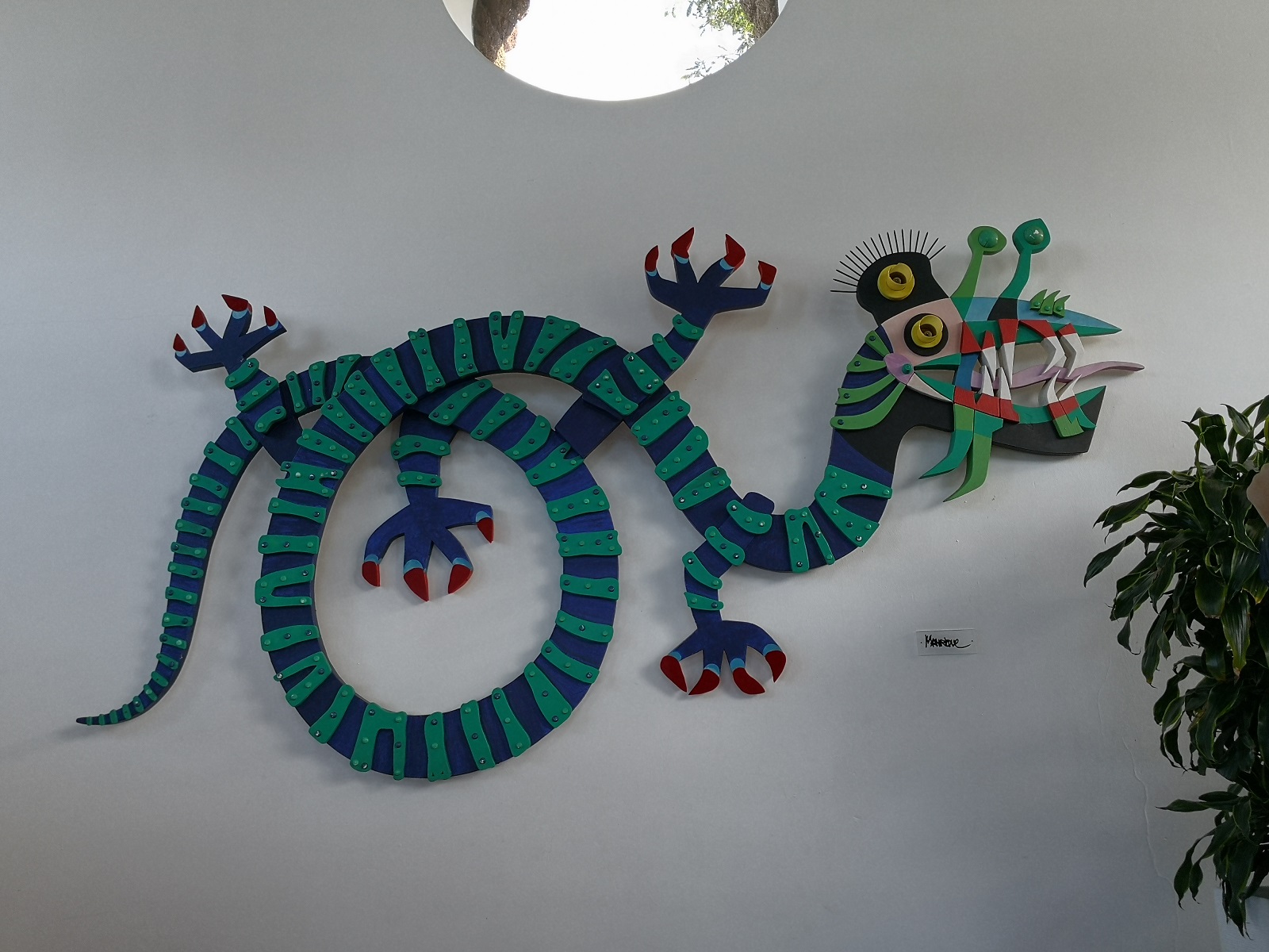 Az épületben a lépcső felett Manrique aláírása felett egy sárkány-kígyóhoz hasonlatos állat tekereg a falon. 