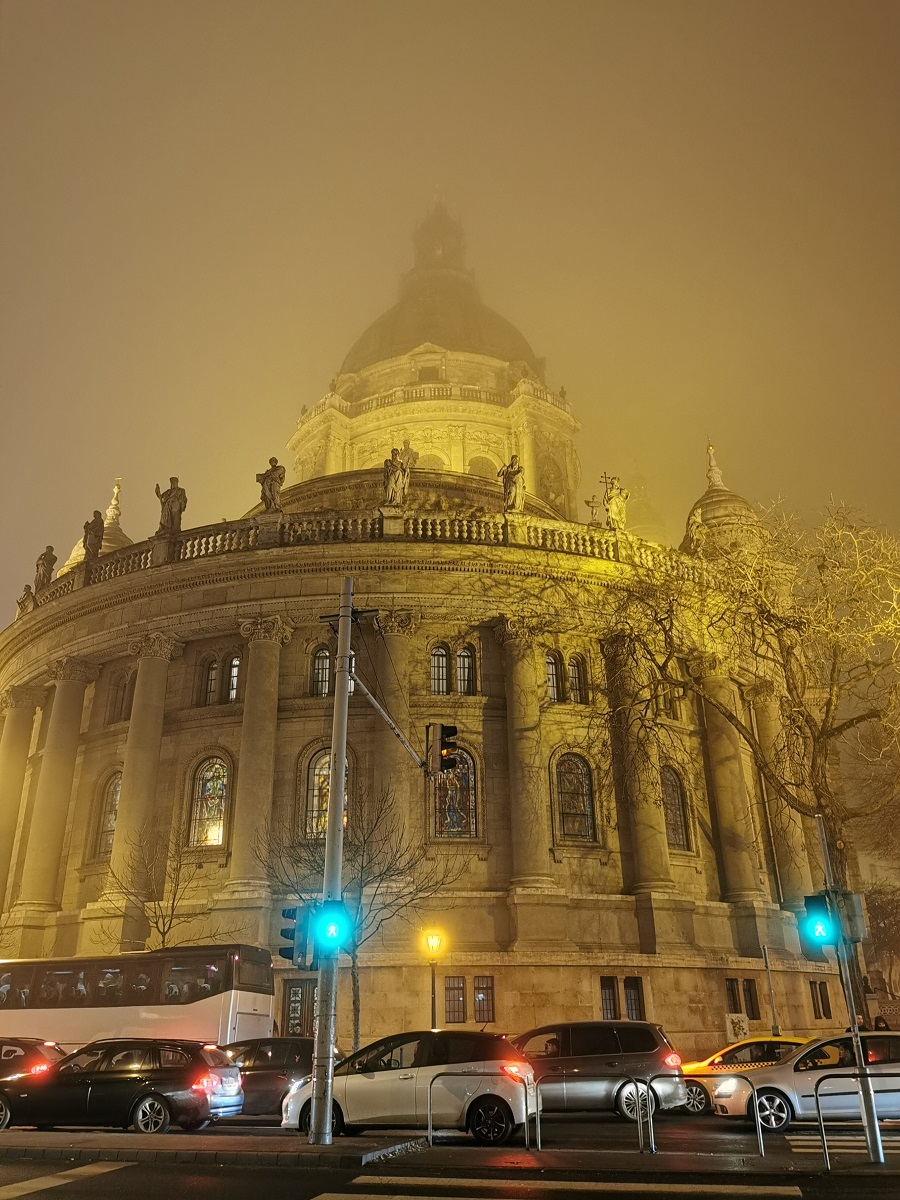 Nem túl hideg, de párás este volt, amikor végre volt időnk eljutni a Bazilikánál megrendezett karácsonyi vásárra. A Bazilika kupolája lágy ködfelhőbe burkolózott. Parkolni a kor esti órákban szinte lehetetlen a környéken, így mi nem is autóval érkeztünk. 