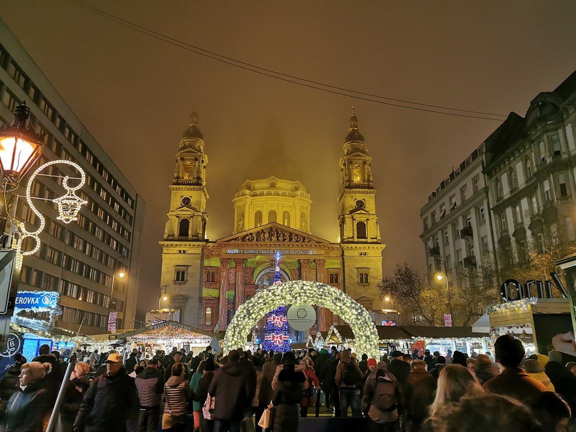 Az egész vásárra jellemzőek ezek a fényboltívek.