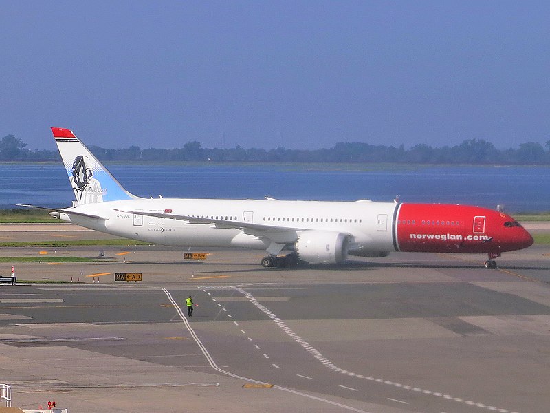 800px-norwegian_air_uk_boeing_787-9_dreamliner_g-cjul_roald_dahl_taxiing_at_john_f_kennedy_international_airport.jpg