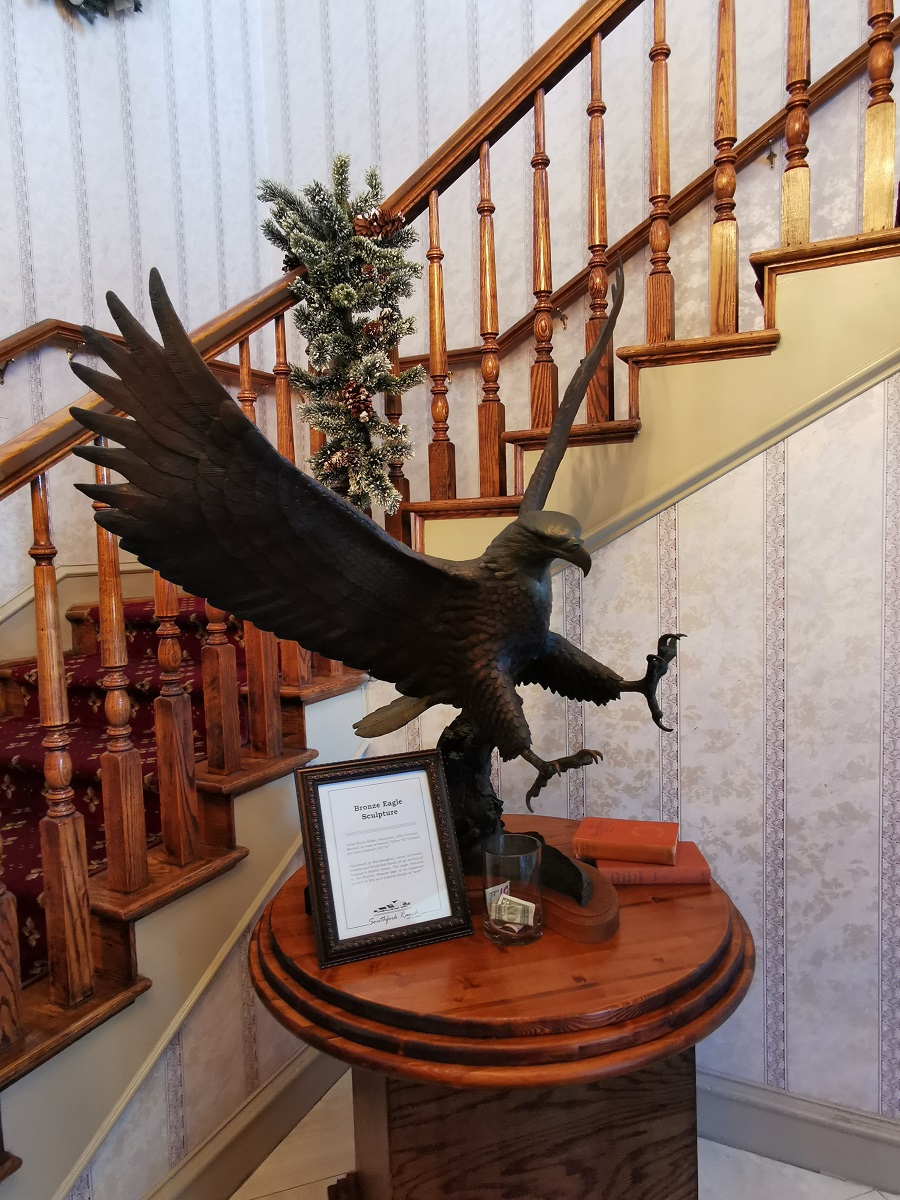 A lépcső mellett láthatjuk Bruce Killen alkotását, egy bronzból készült sas szobrot. A művész eredetileg Larry Hagman számára készítette, később Rex Maughan, a Southfork Ranch jelenlegi tulajdonosa vásárolta meg egy aukción. 