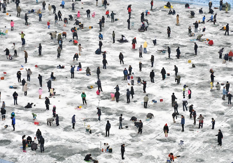 Anglers-use-ice-holes-to--001.jpg