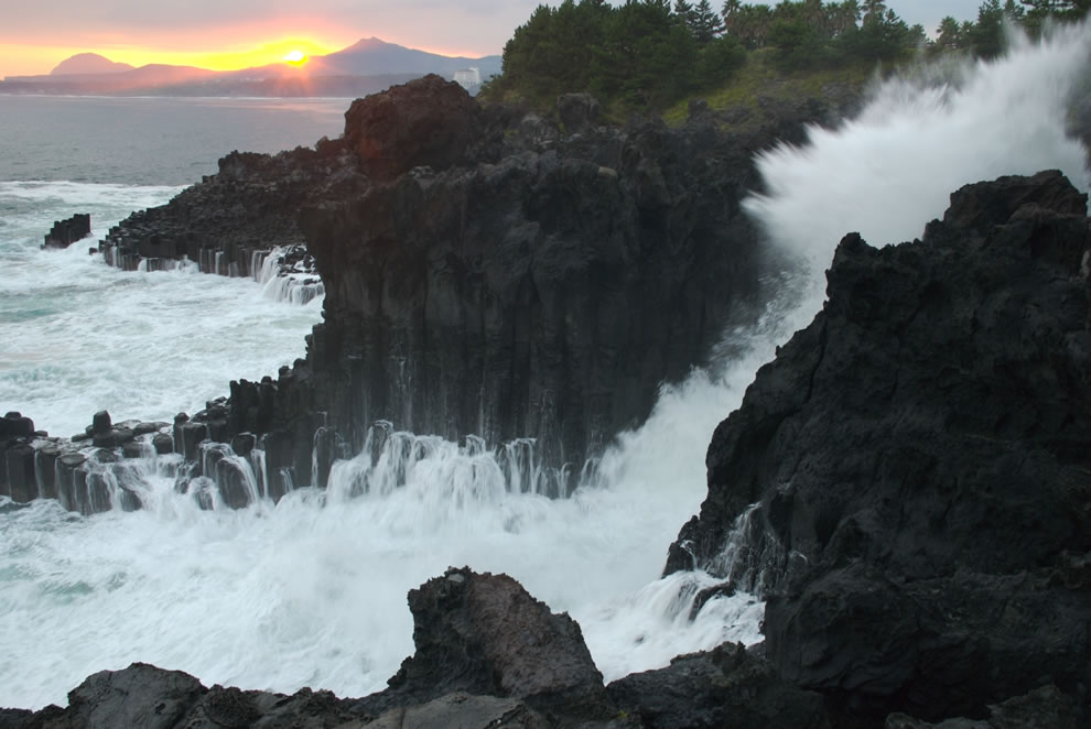 Jungmun-Daepo-Columnar-Joints-with-waves-crashing.jpg