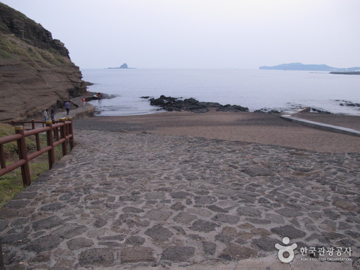 Yongmeori Beach (용머리해안).jpg